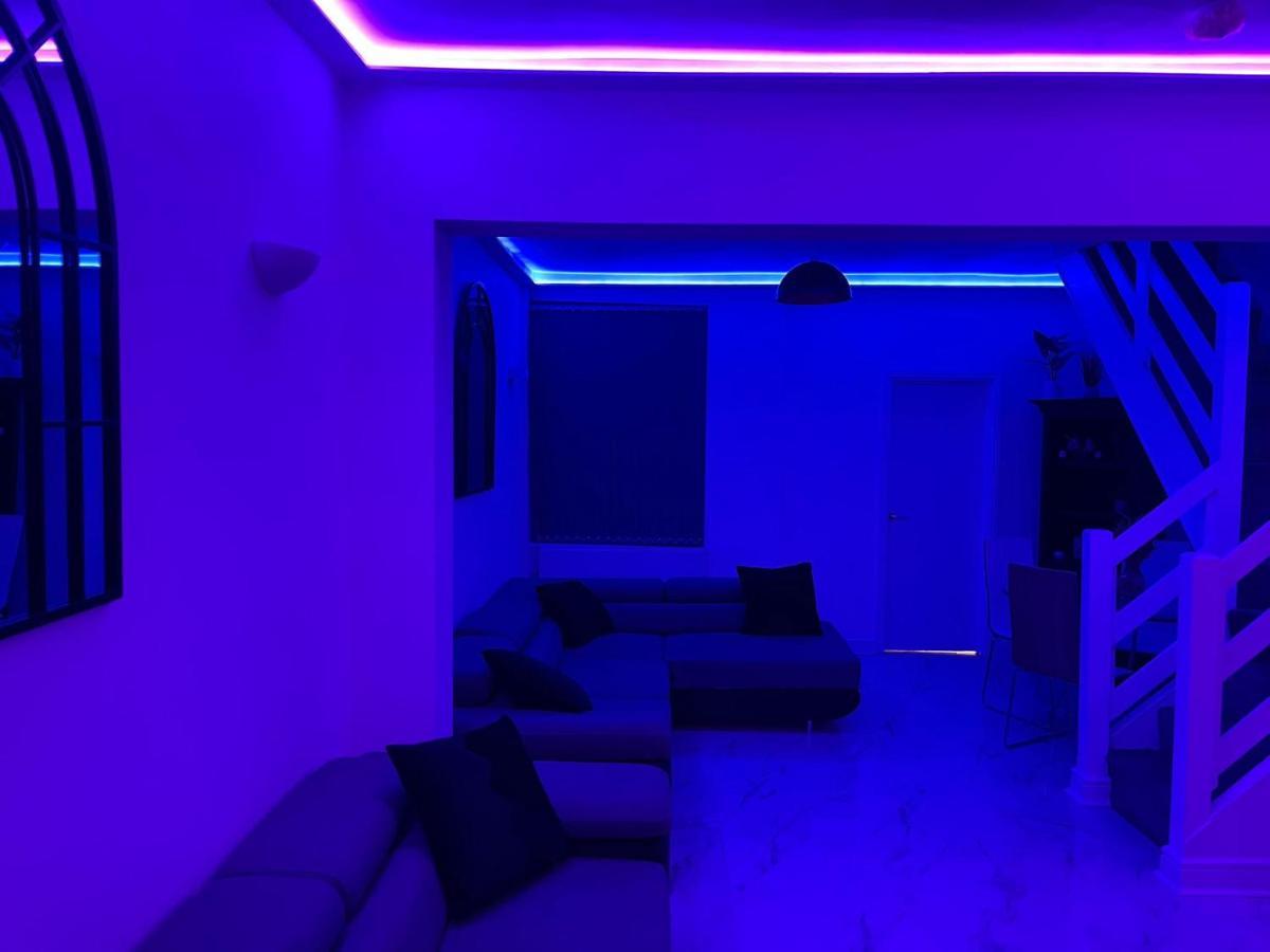 Short Stopzzz & Indoor Hot Tub Манчестер Экстерьер фото